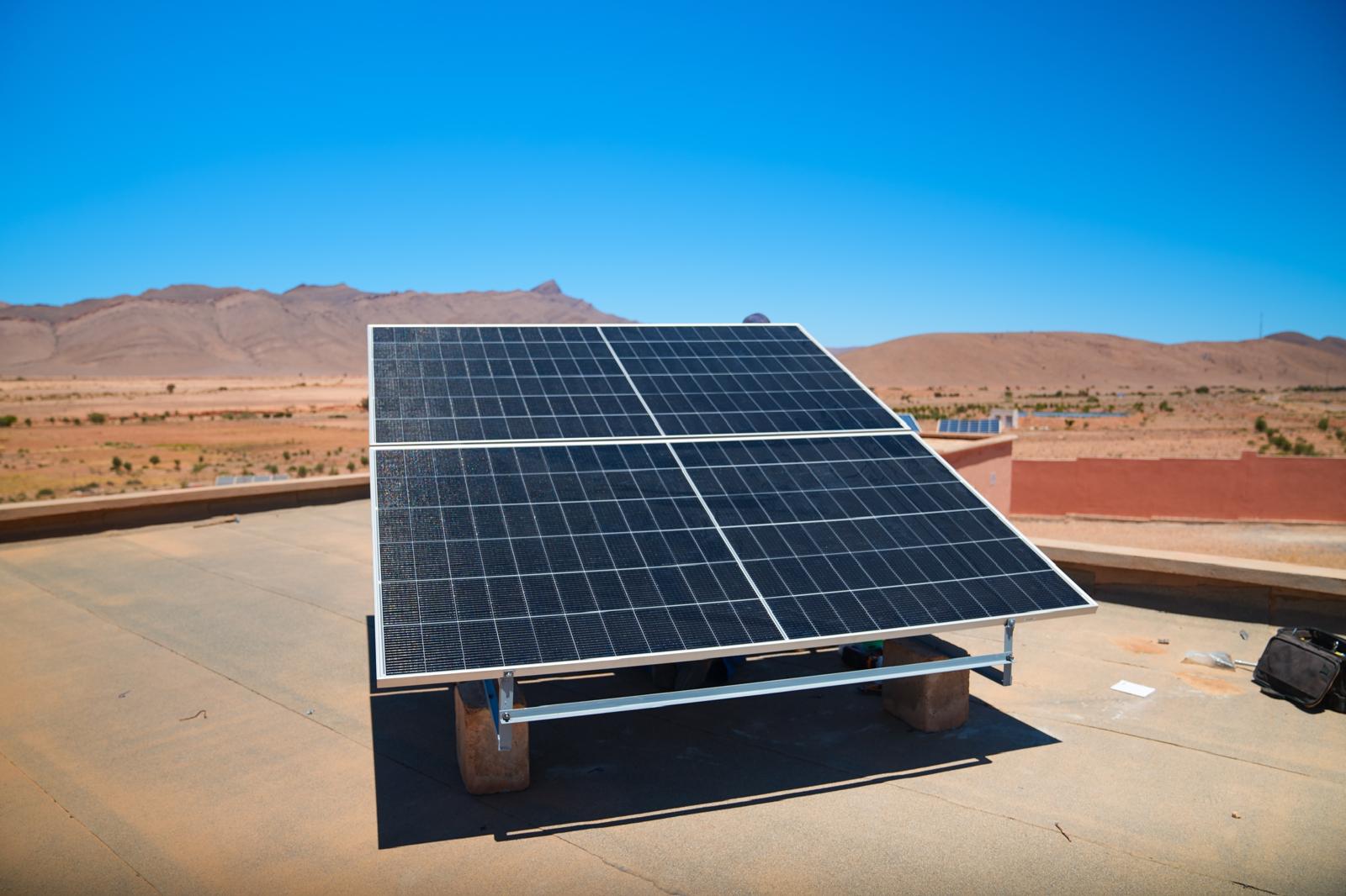 Panneaux solaires installés pour alimenter une école isolée au Maroc